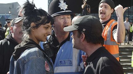 Une Britannique (à gauche) défie un militant d'extrême droite, le 8 avril 2017, à Birmingham (Angleterre).&nbsp; (JOE GIDDENS / AP / SIPA)