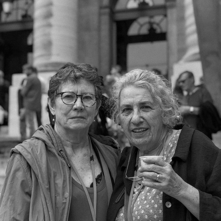 Martine, mère de Romain, et Nadia, mère de Lamia, photographiées au Palais de justice, lundi 20 septembre. Lamia et Romain buvaient un verre à La Belle Equipe lorsqu'ils ont été tués par l'attaque terroriste du 13-Novembre. (DAVID FRITZ-GOEPPINGER POUR FRANCEINFO)