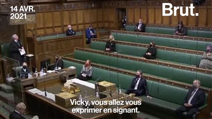 Au Parlement britannique, la députée Vicky Foxcroft a choisi la langue des signes pour interpeller Boris Johnson sur l'absence d'interprète pour les sourds et malentendants.