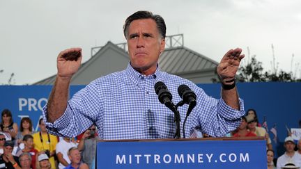 Mitt Romney prononce un discours &agrave; Port Sainte-Lucie, en Floride (Etats-Unis), le 7 octobre 2012. (JEWEL SAMAD / AFP)