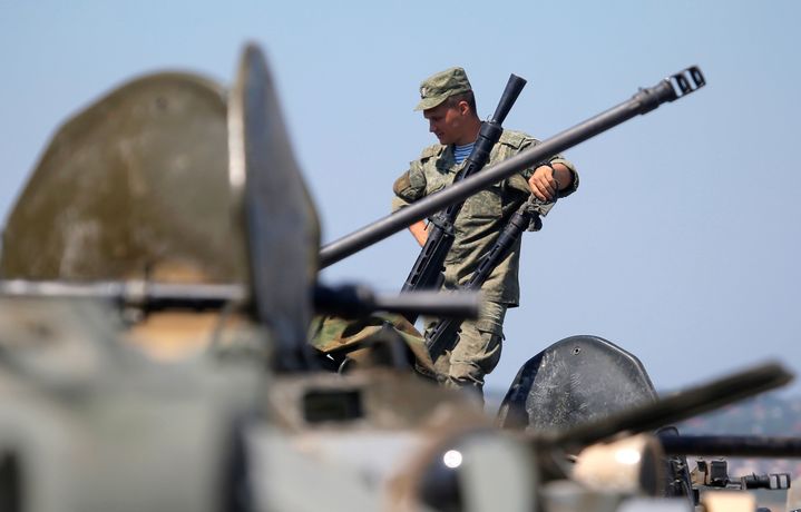 Militaire russe photographié dans le port russe de Novorossïisk sur la mer Noire le 8 août 2016. (MAXIM SHEMETOV / X90156)