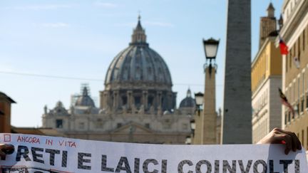 Des victimes de prêtres pédophiles manifestent devant le Vatican, à Rome, le 3 octobre 2018. (LENA KLIMKEIT / DPA / AFP)