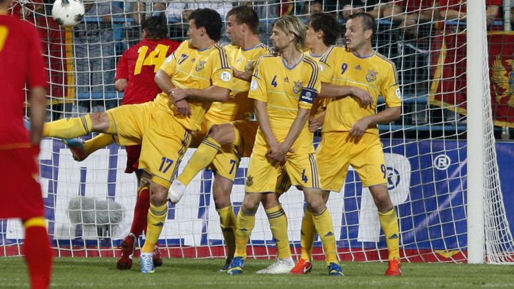 Le mur ukrainien sur un coup franc mont&eacute;n&eacute;grin, lors d'un match de qualification &agrave; la Coupe du monde, &agrave; Podgorica (Mont&eacute;n&eacute;gro), le 7 juin 2013.&nbsp; (STEVO VASILIJEVIC / REUTERS)