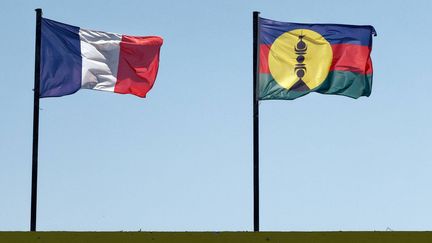 Les drapeaux français et kanak au sommet d'une mairie en Nouvelle-Calédonie, septembre 2018 (JEAN-MICHEL NIESTER / MAXPPP)