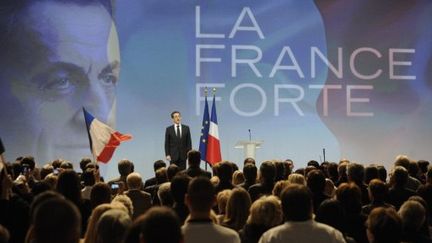 Nicolas Sarkozy entonne la Marseillaise, à l'issue de son premier grand meeting de campagne, à Marseille, le 19 février 2012. (AFP - Eric Feferberg)