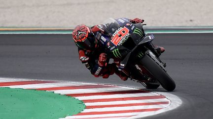 Le Français Fabio Quartararo (Yamaha) lors des essais libres du Grand Prix de Saint-Marin, à Misano, le 3 septembre 2022. (FILIPPO MONTEFORTE / AFP)