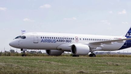 Des avions A220 de la compagnie Air France sont cloués au sol, en raison d'une pénurie de pilotes due à la croissance du trafic aérien, la crise du Covid-19 et la guerre en Ukraine. (FRANCE 2)