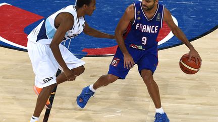 Tony Parker à la mène face à la Bosnie (PASCAL GUYOT / AFP)