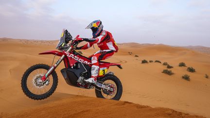 Sam Sunderland (KTM), le leader du Dakar 2022 au terme de la 2e étape, lundi 3 janvier. (JULIEN DELFOSSE / DPPI / AFP)