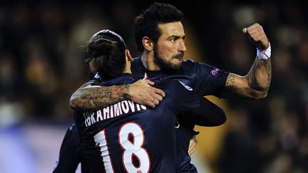 L'attaquant du PSG Ezequiel Lavezzi est f&eacute;licit&eacute; par son &eacute;quipier Zlatan Ibrahimovic lors du match Valence-PSG, le 12 f&eacute;vrier 2013. (JOSEP LAGO / AFP)