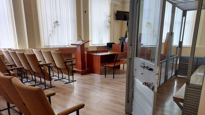 L'une des salles d'audience du tribunal d'Ordzhonikidzevsky, un arrondissement de la ville de Kharkiv, en Ukraine. (AGATHE MAHUET / RADIOFRANCE)