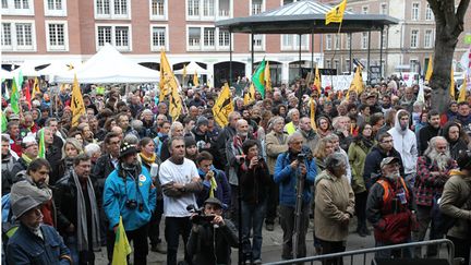 &nbsp; (Les "anti ferme des mille vaches" rassemblés près du tribunal d'Amiens © Maxppp)