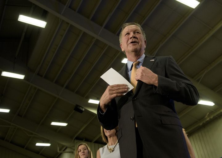 John Kasich, candidat aux primaires républicaines, s'exprime à Berea, dans l'Ohio (Etats-Unis), le 15 mars 2016. (BRENDAN SMIALOWSKI / AFP)