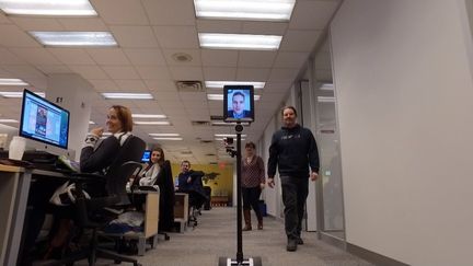 Un "robot journaliste" se promène dans une rédaction à Toronto (Canada), le 19 janvier 2016. (RICK MADONIK / TORONTO STAR)