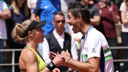 Une joie communicative. A respectivement 36 et 40 ans, l'Allemande Laura Siegemund et le Français Edouard Roger-Vasselin, ont remporté Roland-Garros en double mixte. (ALAIN JOCARD / AFP)