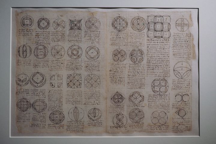 Les feuillets originaux du "Codex Atlanticus" de Léonard de Vinci, exposés à Chambord pour l'exposition "Chambord 1519-2019,l'Utopie&nbsp;à l'oeuvre " (GUILLAUME SOUVANT / AFP)