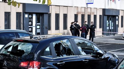 Le commissariat de&nbsp;Champigny-sur-Marne, dimanche 11 octobre 2020. (STEPHANE DE SAKUTIN / AFP)