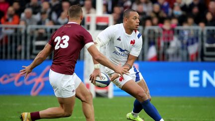 Pour son deuxième match de la tournée d'automne, le XV de France a dû batailler face à la Géorgie. À Bordeaux, les Bleus s'imposent 41-15 en marquant six essais au total. Damian Penaud, auteur d'un doublé, est élu homme du match. Prochain adversaire des Français : la Nouvelle-Zélande.