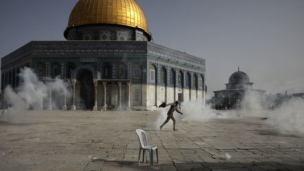 Un Palestinien quitte l'esplanade des Mosquées, à Jérusalem, lors d'affrontements avec la police israélienne, le 10 mai 2021. (MAHMOUD ILLEAN / AP)