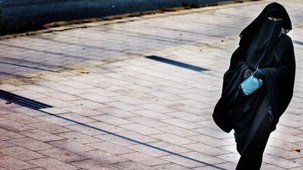 Une femme en burqa à La Haye (Pays-Bas), le 1er décembre 2014.&nbsp;&nbsp; (JERRY LAMPEN / AND / AFP)