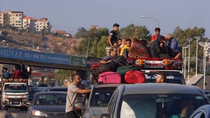 "Nous sommes des réfugiés dans notre propre pays", déplore une Libanaise, contrainte de fuir les frappes israéliennes dans le sud de son pays, mardi 24 septembre. (FRANCEINFO)