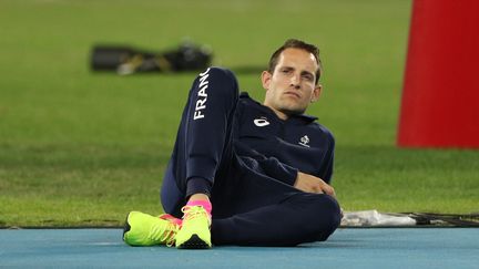 Renaud Lavillenie attend son tour... (EDDY LEMAISTRE / 2PIX-EL)