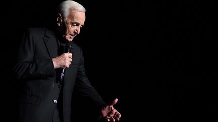 Charles Aznavour en concert à l'AccorHotels Arena à Bercy en décembre 2017.
 (ERIC FEFERBERG / AFP)