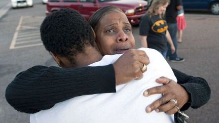 Devant le centre commercial d'Aurora, dans le Colorado, apr&egrave;s la fusillade qui a fait 12 morts lors de l'avant-premi&egrave;re de "Batman", le 20 juillet 2012. (SIPA )