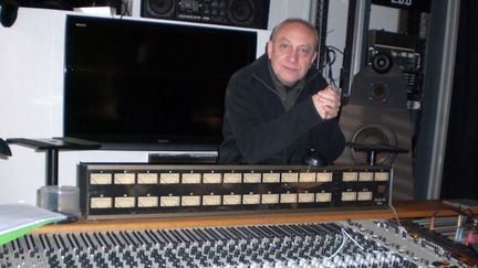 Jean-Pierre Mas dans son studio aux portes de Paris, en décembre 2012
 (Annie Yanbékian)