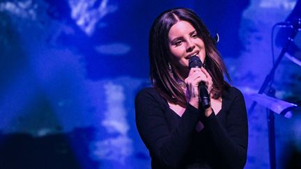 La chanteuse Lana Del Rey lors d'un concert à New York (Etats-Unis), le 23 octobre 2017. (MIKE COPPOLA / AFP)