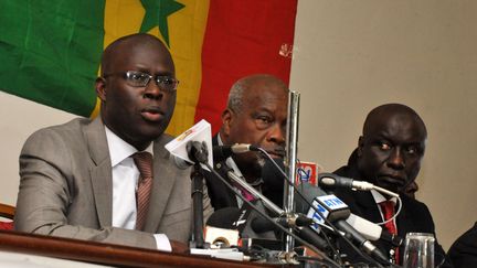 Sheikh Bamaba Dieye, Amath Dansoko et Idrissa Sekh, tous trois membres de l'opposition, lors d'une conf&eacute;rence de presse le 4 f&eacute;vrier 2012 &agrave; Dakar (S&eacute;n&eacute;gal). (SEYLLOU / AFP)