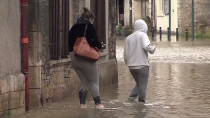 La Loue est sortie de son lit à&nbsp;Ornans,&nbsp;dans le Doubs, gonflée par les précipitations de ses derniers jours, et la fonte des neiges. (CAPTURE D'ÉCRAN FRANCE 3)