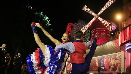 Les robes bleues, blanches et rouges virevoltaient au gré des mouvements des jambes sous le regard ébahi de quelque 500 spectateurs et passants. (QUENTIN DE GROEVE / HANS LUCAS / AFP)