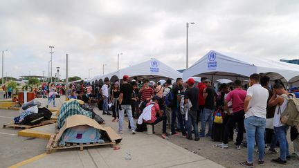 Des Vénézuéliens dans la ville frontalière de Tumbes (Pérou), le 14 juin 2019, pour entrer dans le pays depuis&nbsp;la frontière nord avec l'Équateur. (NESTOR QUINONES / EFE)