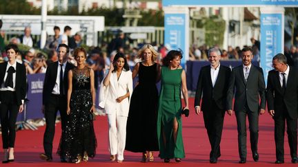 44e Festival du film américain de Deauville. Le jury foule le tapis rouge : en partant de la gauche, l'actrice Sara Giraudeau, le chanteur Alex Baupin, la romancière Leila Slimani, les comédiennes Leïla Bekhti, Sandrine Kiberlain (présidente du jury) et Sabine Azéma, les réalisateurs Stéphane Brizé, Xavier Legrand et Pierre Salvadori.
 (CHARLY TRIBALLEAU / AFP)