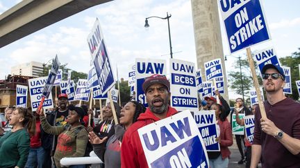 Les employés de Blue Cross Blue Shield montrent leur soutien aux membres de l'United Auto Workers (UAW), à Détroit, le 15 septembre 2023. (MATTHEW HATCHER / AFP)