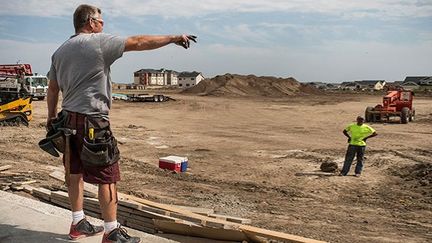 De nombreux immeubles sont construits tous les jours car la pénurie de logements reste un gros problème pour les nouveaux arrivants.
 
Mais les loyers, de plus en plus élevés, obligent certains à se loger dans des «camps d’hommes» (man camps). (Andrew Burton / Getty Images / AFP)