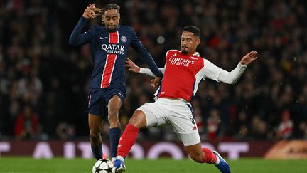 Bradley Barcola (PSG) und William Lintasa (Arsenal) kämpfen am 1. Oktober 2024 im Emirates Stadium in der Champions League um den Ball. (GLYN KIRK / AFP)