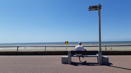 Un homme assis sur un banc face à la plage du Touquet, le 3 juillet 2019 (photo d'illustration) (RÉMI BRANCATO / FRANCE-INTER)