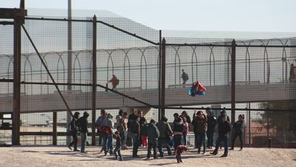 Des migrants à la frontière entre Mexique et Etats-Unis, le 14 décembre 2018. (DAVID PEINADO / NURPHOTO / AFP)