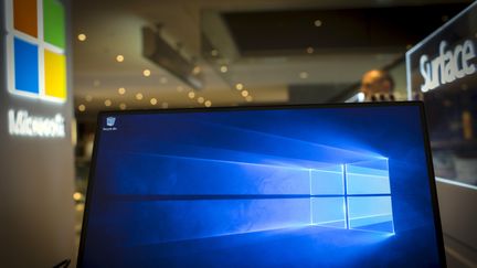 Microsoft lance officiellement, mercredi 29 juillet 2015,&nbsp;dans 190 pays,&nbsp;son nouveau syst&egrave;me d'exploitation&nbsp;Windows 10. (MIKE SEGAR / REUTERS)