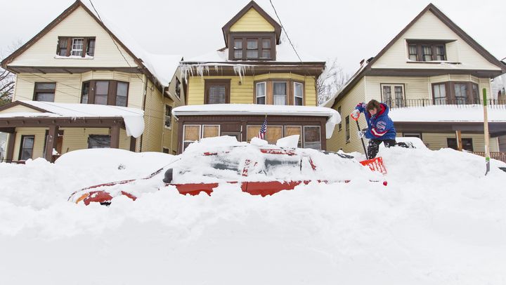 Une habitante de Buffalo d&eacute;neige sa voiture, jeudi 20 novembre. (REUTERS)