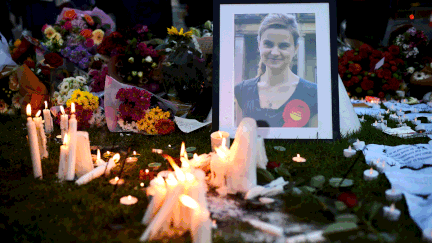 &nbsp; (De nombreux hommages ont été rendus en mémoire de la députée du Labour Jo Cox, tuée jeudi en pleine rue à Birstall, dans le nord de l'Angleterre © Dylan Martinez / Reuters)