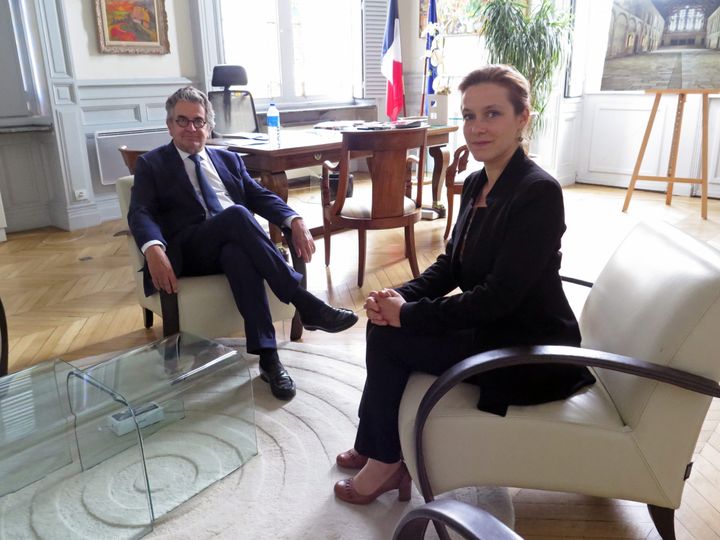 Le maire sortant Alain Claeys convie la future maire Léonore Moncond'huy dans son bureau de l'hôtel de ville de Poitiers (Vienne), le 30 juin 2020. (MAXPPP)