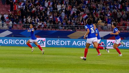 Sakina Karchaoui célébrant son but face à la Suède avec la France, éliminatoires de l'Euro 2025, le 12 juillet 2024. (PAULINE FIGUET / SIPA)