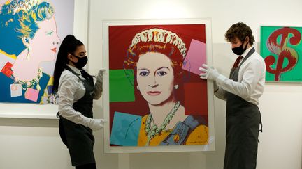 Un&nbsp;tableau "Elizabeth II" de la collection Reigning Queens d'Andy Warhol, lors d'une vente aux enchères chez&nbsp;Christie's le 26 mars 2021 à Londres.&nbsp; (DAVID CLIFF / NURPHOTO)