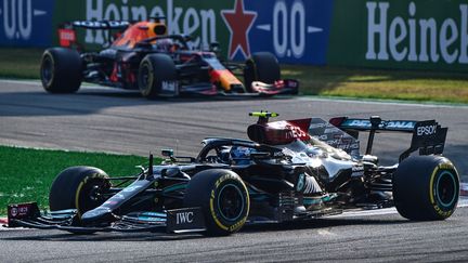 Vainqueur du sprint samedi,&nbsp;Valtteri Bottas partira&nbsp;en revanche en fond de grille dimanche, après avoir installé un quatrième bloc moteur cette saison pour ce GP d'Italie vendredi. (MIGUEL MEDINA / AFP)