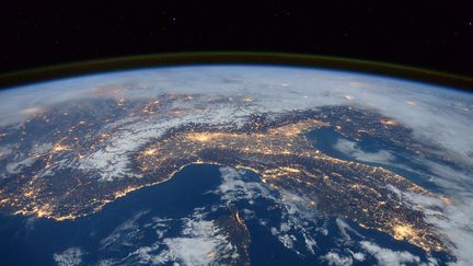 Le nord de l'Italie, le sud-est de la France&nbsp;et la Corse&nbsp;prises en photo depuis la Station spatiale internationale, le 23 janvier 2016. (TIM PEAKE / ESA / NASA / AFP)