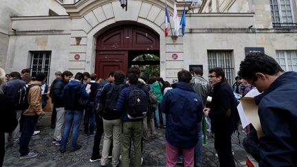 Des lycéens s'apprêtent à passer l'épreuve de philosophie au lycée Charlemagne à Paris, le 15 juin 2016. (FRANCOIS GUILLOT / AFP)