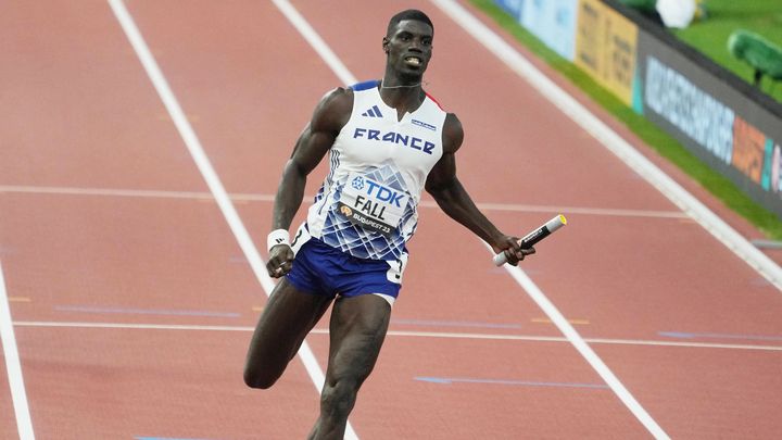 Mouhamadou Fall, en séries du relais 4x100 mètres, aux Mondiaux d'athlétisme à Budapest (Hongrie), le 25 août 2023. (LAURENT LAIRYS / AFP)